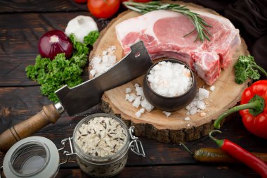 Baharatlı çiğ et ve mutfak aksesuarları..