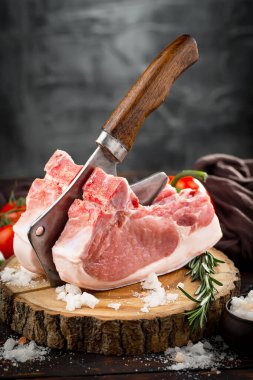 Baharatlı çiğ et ve mutfak aksesuarları..