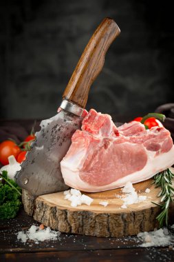 Baharatlı çiğ et ve mutfak aksesuarları..