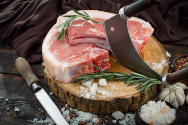 Baharatlı çiğ et ve mutfak aksesuarları..