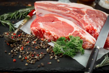 Baharatlı çiğ et ve mutfak aksesuarları..