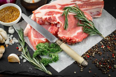 Baharatlı çiğ et ve mutfak aksesuarları..