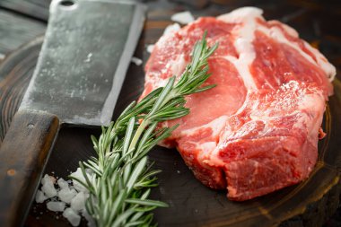 Baharatlı çiğ et ve mutfak aksesuarları..