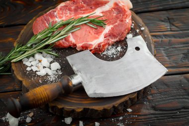 Baharatlı çiğ et ve mutfak aksesuarları..