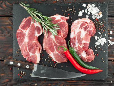 Baharatlı çiğ et ve mutfak aksesuarları..