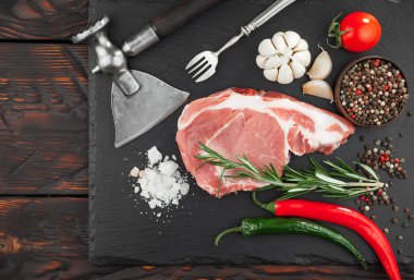 Baharatlı çiğ et ve mutfak aksesuarları..