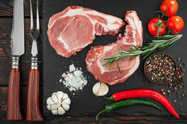 Baharatlı çiğ et ve mutfak aksesuarları..