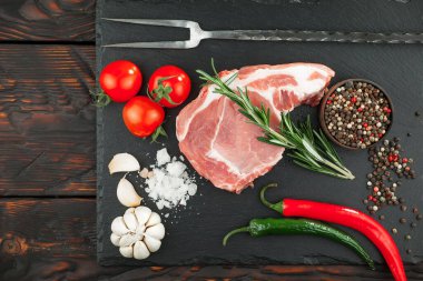 Baharatlı çiğ et ve mutfak aksesuarları..