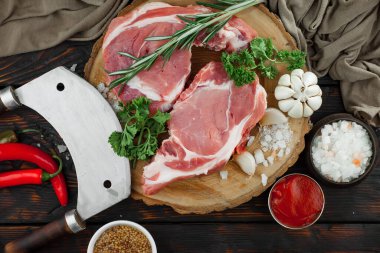 Baharatlı çiğ et ve mutfak aksesuarları..