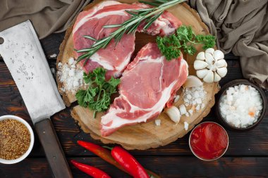 Baharatlı çiğ et ve mutfak aksesuarları..