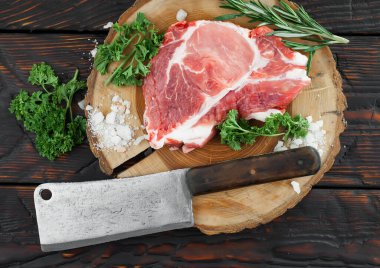 Baharatlı çiğ et ve mutfak aksesuarları..