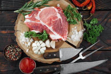 Baharatlı çiğ et ve mutfak aksesuarları..