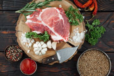 Baharatlı çiğ et ve mutfak aksesuarları..