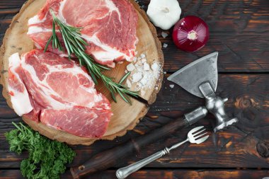 Baharatlı çiğ et ve mutfak aksesuarları..