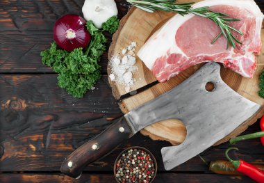 Baharatlı çiğ et ve mutfak aksesuarları..