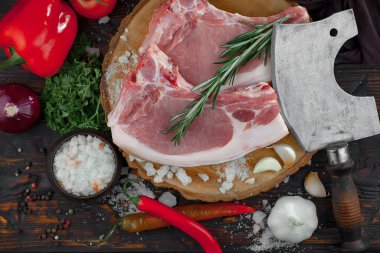 Baharatlı çiğ et ve mutfak aksesuarları..