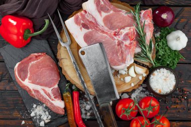 Baharatlı çiğ et ve mutfak aksesuarları..