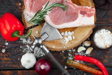 Baharatlı çiğ et ve mutfak aksesuarları..