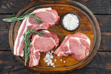 Baharatlı çiğ et ve mutfak aksesuarları..