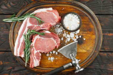 Baharatlı çiğ et ve mutfak aksesuarları..