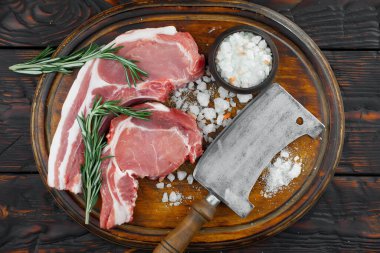 Baharatlı çiğ et ve mutfak aksesuarları..