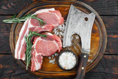 Baharatlı çiğ et ve mutfak aksesuarları..