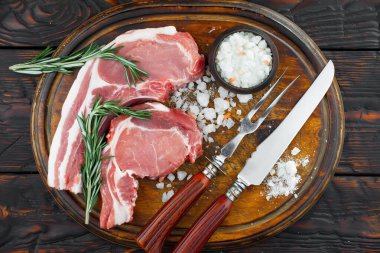 Baharatlı çiğ et ve mutfak aksesuarları..