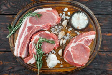 Baharatlı çiğ et ve mutfak aksesuarları..