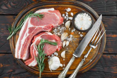 Baharatlı çiğ et ve mutfak aksesuarları..