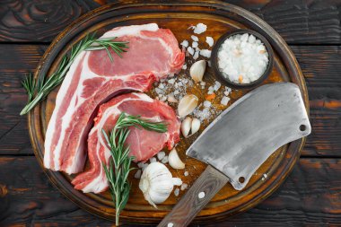 Baharatlı çiğ et ve mutfak aksesuarları..