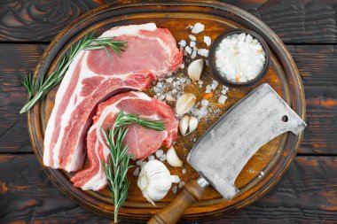 Baharatlı çiğ et ve mutfak aksesuarları..