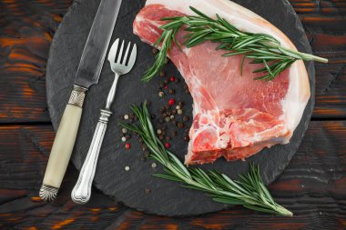 Baharatlı çiğ et ve mutfak aksesuarları..