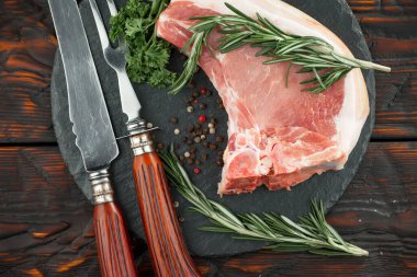 Baharatlı çiğ et ve mutfak aksesuarları..