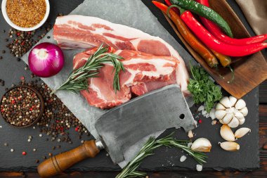 Baharatlı çiğ et ve mutfak aksesuarları..