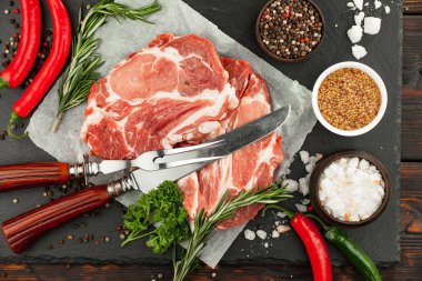 Baharatlı çiğ et ve mutfak aksesuarları..