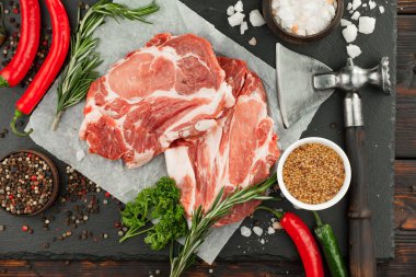 Baharatlı çiğ et ve mutfak aksesuarları..