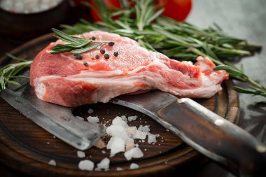 Baharatlı çiğ et ve mutfak aksesuarları..