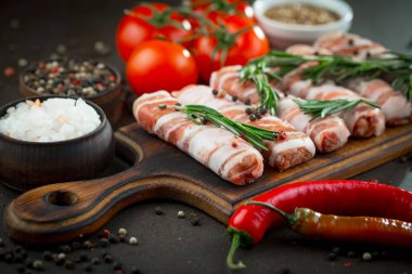 Baharatlı çiğ et ve mutfak aksesuarları..