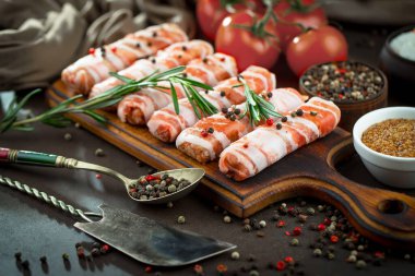 Baharatlı çiğ et ve mutfak aksesuarları..