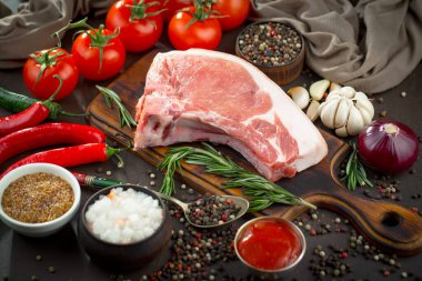 Baharatlı çiğ et ve mutfak aksesuarları..