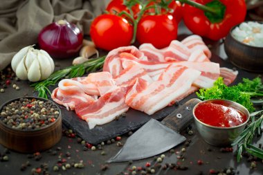 Baharatlı çiğ et ve mutfak aksesuarları..