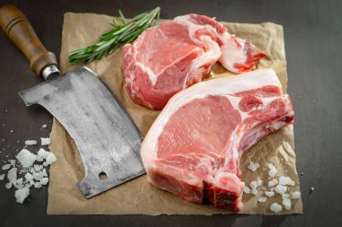 Baharatlı çiğ et ve mutfak aksesuarları..