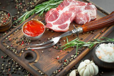 Baharatlı çiğ et ve mutfak aksesuarları..