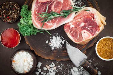 Baharatlı çiğ et ve mutfak aksesuarları..