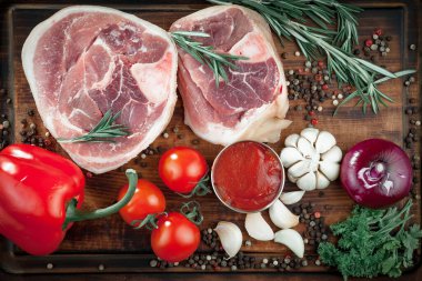 Baharatlı çiğ et ve mutfak aksesuarları..