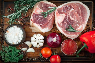 Baharatlı çiğ et ve mutfak aksesuarları..