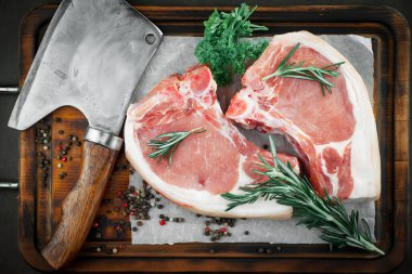 Baharatlı çiğ et ve mutfak aksesuarları..