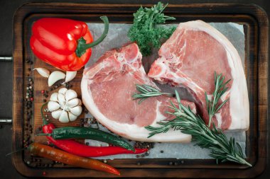 Baharatlı çiğ et ve mutfak aksesuarları..