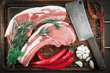 Baharatlı çiğ et ve mutfak aksesuarları..