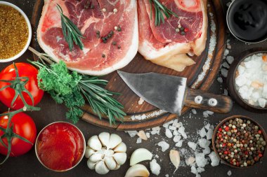 Baharatlı çiğ et ve mutfak aksesuarları..